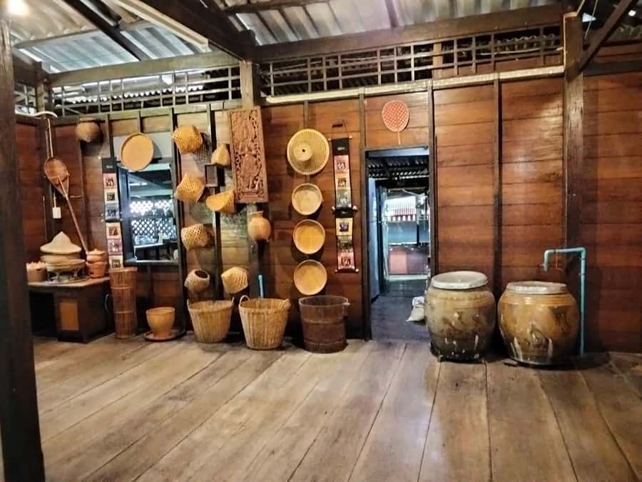 Bangkok: Railway Market & Floating Market Private Tour - An In-Depth Look at the Itinerary