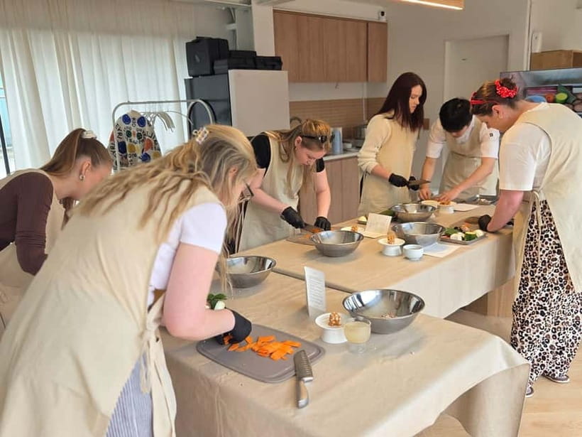 Seoul: Cooking Class and Tour with Michelin-Trained Chef - Why This Experience Works Well