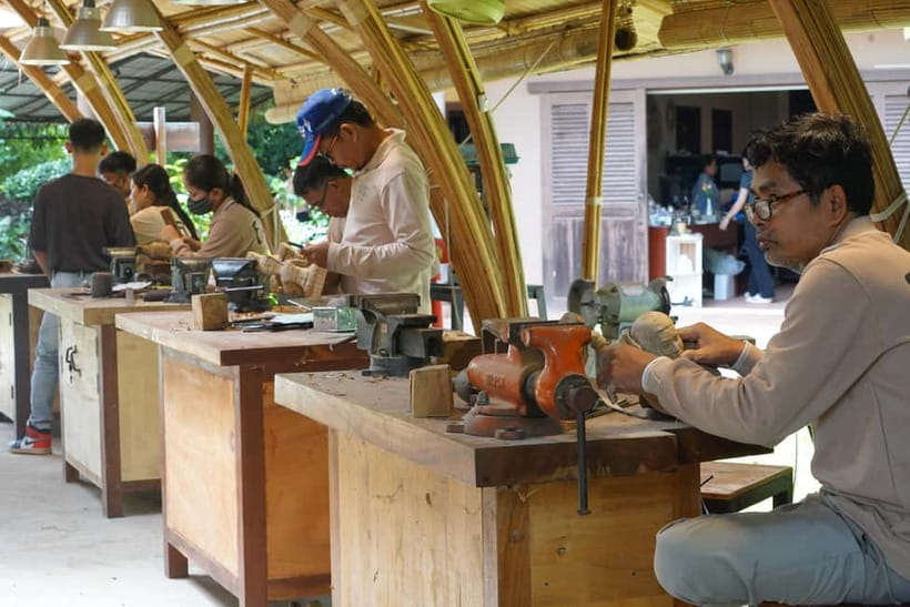 Siem Reap: City Walking Tour and Art Gallery Visit - Real Local Life and Markets