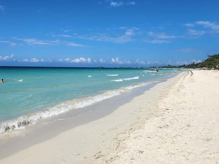 Negril: Seven Mile Beach, Craft Market, and Ricks Café Tour - First Stop: Seven Mile Beach – A Slice of Paradise