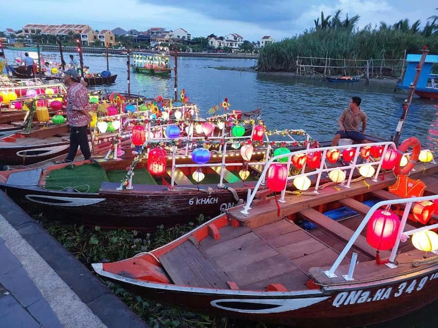 Hoi An: Lantern Boat Ride, Night Market, and Massage - The Experience: A Deep Dive