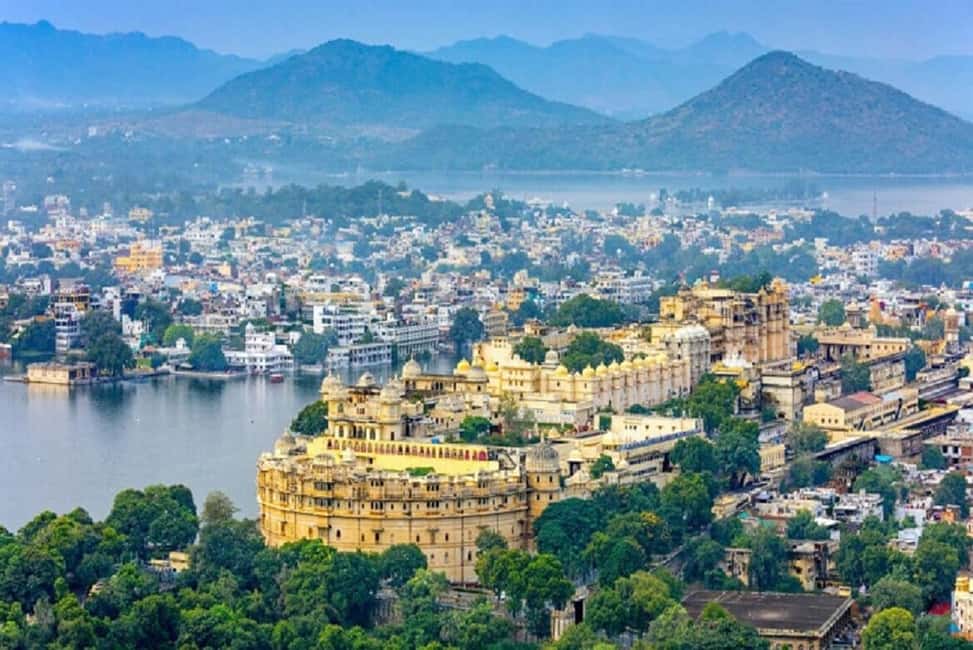 Udaipur: Private Full-Day Udaipur City Highlight Tour By Car - Detailed Breakdown of the Itinerary