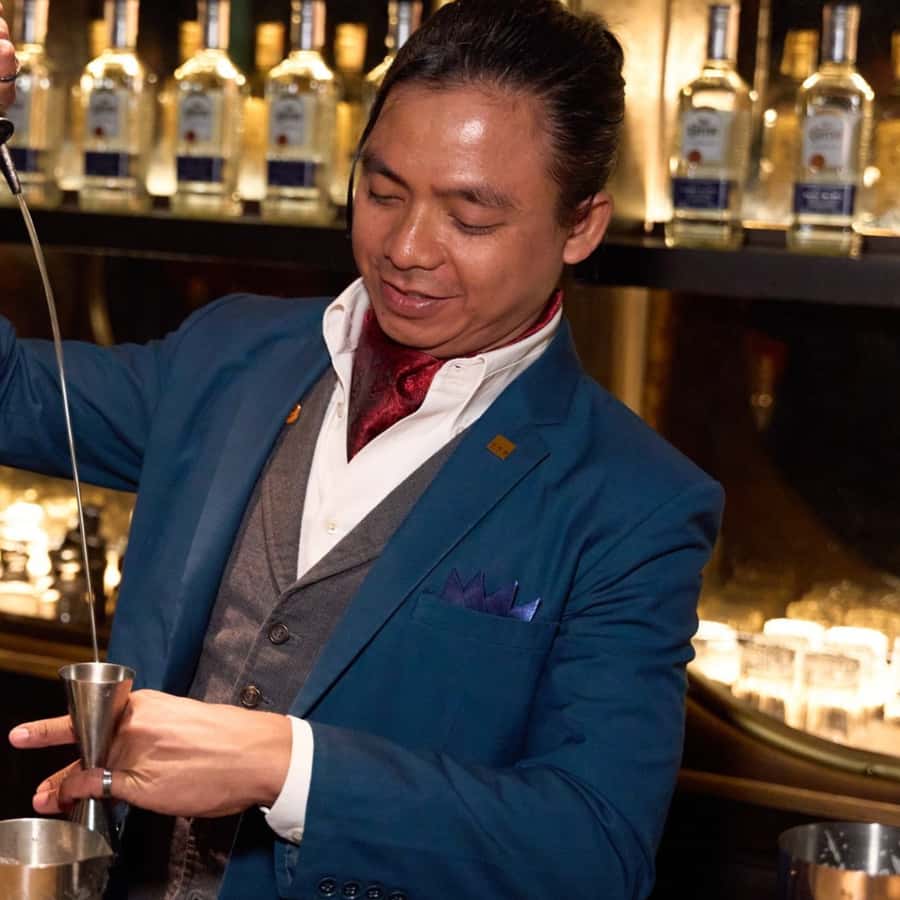 Bangkok: Thonglor Nightlife Bar and Club Crawl Tour - Detailed Breakdown of the Itinerary