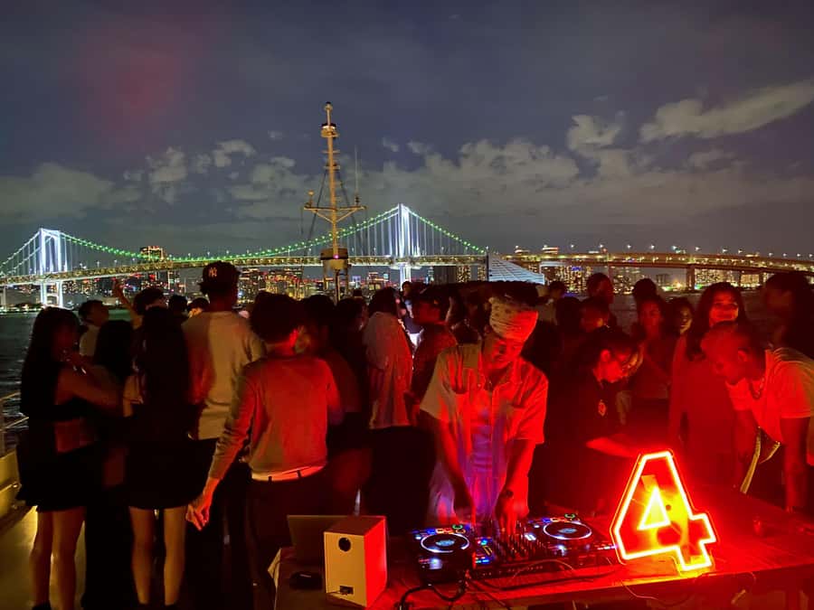 Tokyo: Boat Party with Live DJ Sets and Drinks - What Makes This Tour Shine?