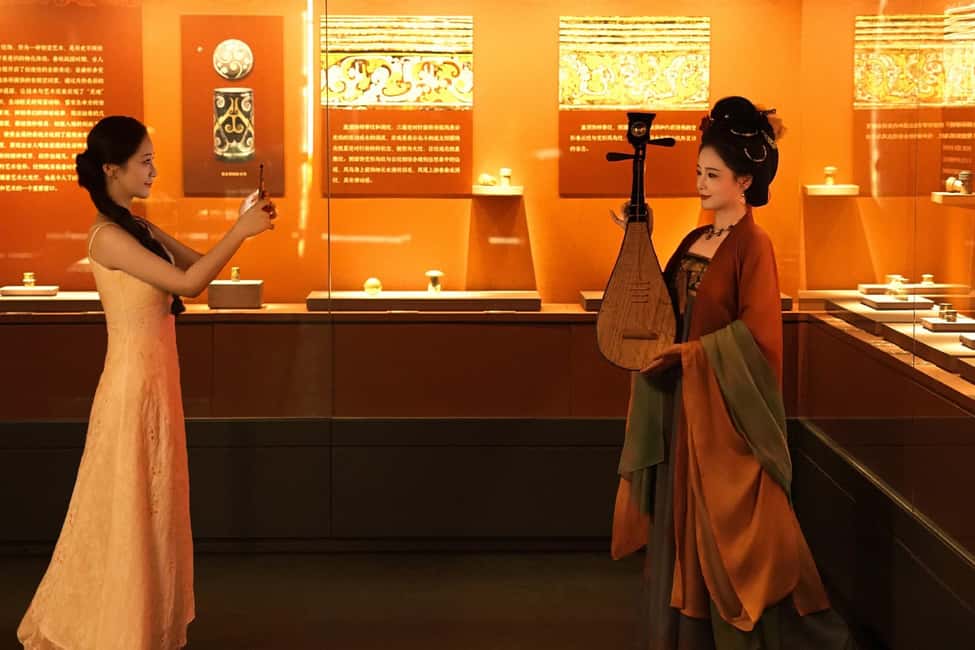 Xian: Hanfu Costume Experience & Ancient-Modern Photoshoot - An Engaging Look at the Experience