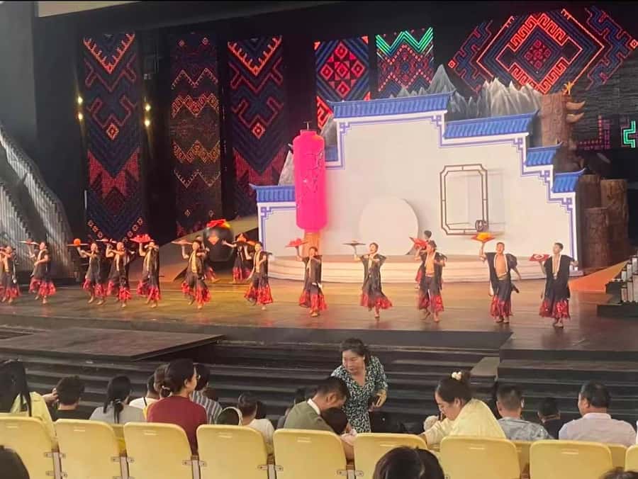 Yunnan: Dianchi Lake + Yunnan Impression Show One-Day Tour - Exploring Kunming’s Old Streets and Urban Atmosphere