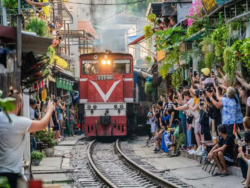 Hanoi Train Street & Handicraft Workshop with Local Artisans - Refreshments and Reflection
