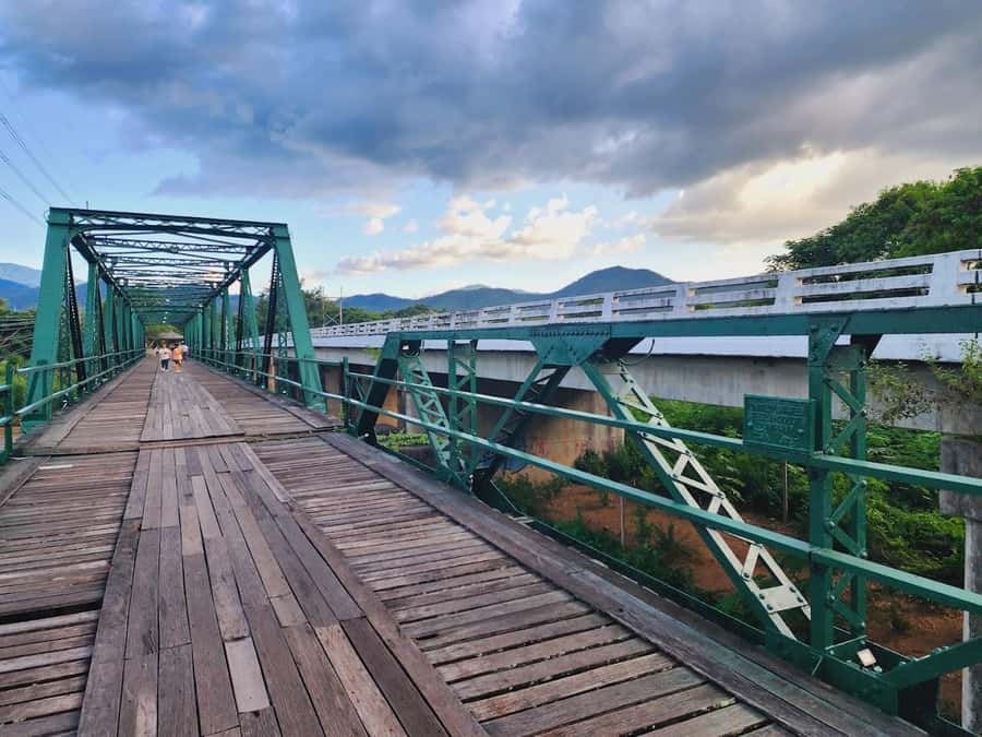 Chiang Mai: Pai Famous Attractions Day Trip with Guide - Wat Phra That Mae Yen: The Hilltop Temple & Big White Buddha