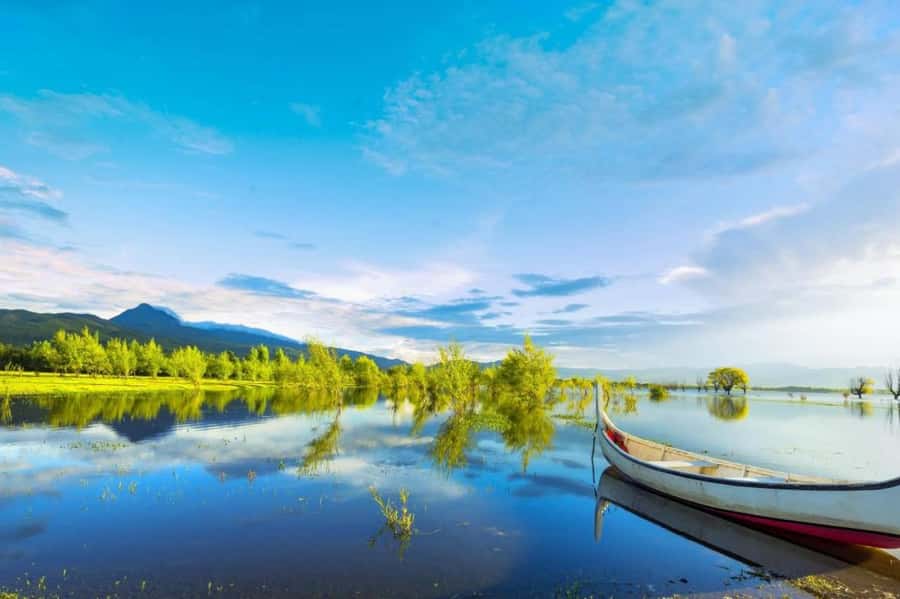 Shangri-La: Lijiang Ancient Town & Lashihai 1 Day Trip - Transportation and Group Size