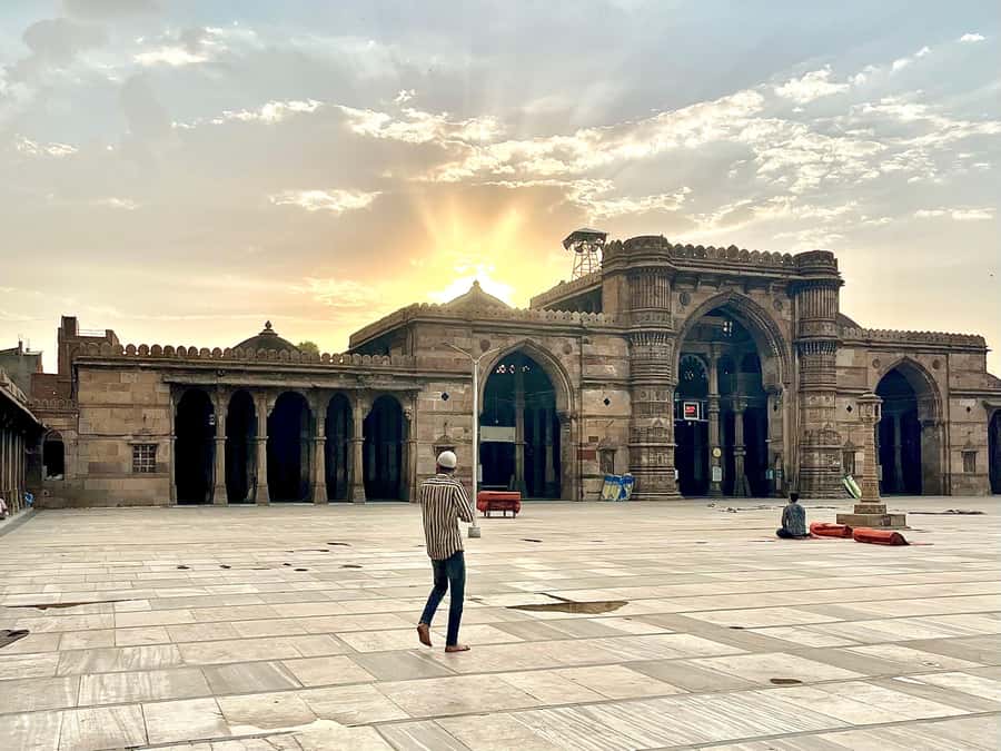 Discover Ahmedabad: Temples, Mosques & Secret Streets Tour - Discovering the Hidden Pols and Architectures