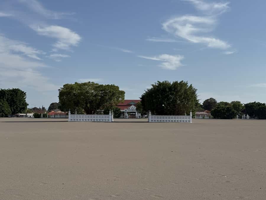 Yogyakarta: Sultan Palace and Water castle Guided Tour - Key Points