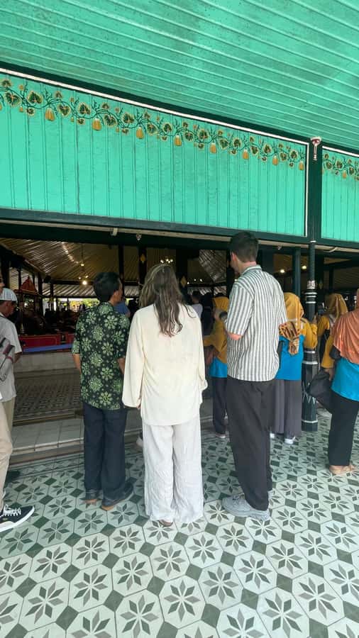 Yogyakarta: Sultan Palace and Water castle Guided Tour - Walking to the Sultan’s Palace (Kraton)