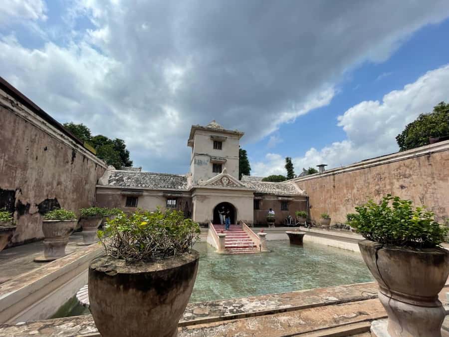 Yogyakarta: Sultan Palace and Water castle Guided Tour - Practical Details and Experience Tips