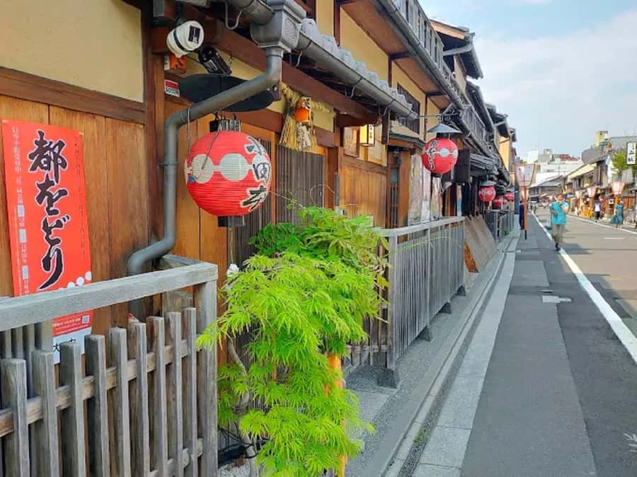 Moonlit Whispers of Kyoto:A Guided Romantic Night Walk Tour - Practical Details and What to Expect