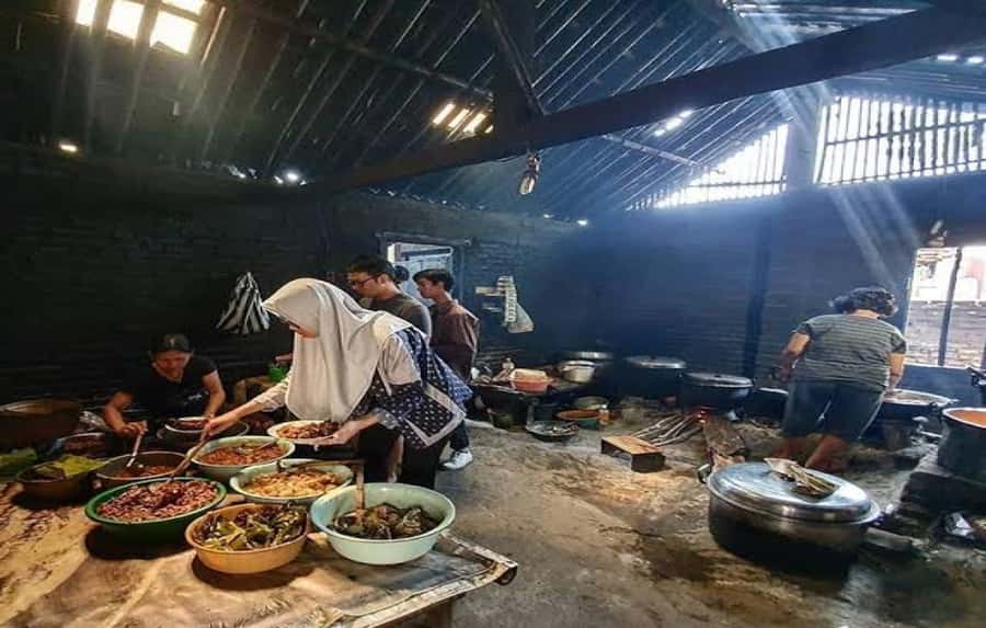 Yogyakarta: Temple Tour & Local Food Experience - Exploring Javas Temples: A Detailed Look at the Experience