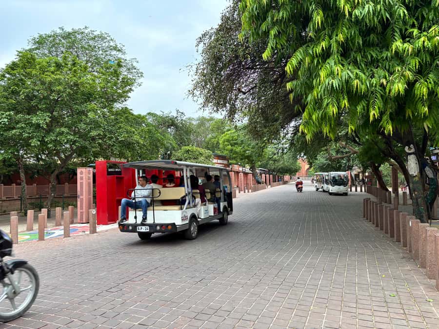 Taj Mahal and Agra Fort Small Group Tour with Lunch - FAQ