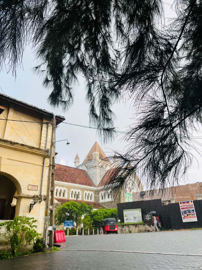 Galle: Galle Fort Walking Tour with Expert Female Guide - The Guide and Group Dynamics