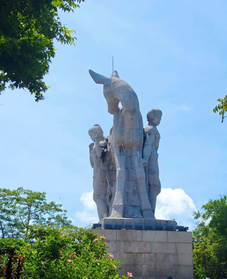 Sanya 3-Hour Scenic Park & Local Market Discovery Tour - A Closer Look at the Tour Experience