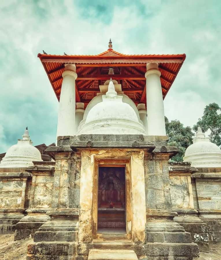 Kandy: Carvings, Stone Temples & Sacred Rituals Day Tour - Reflecting at Kandy Lake