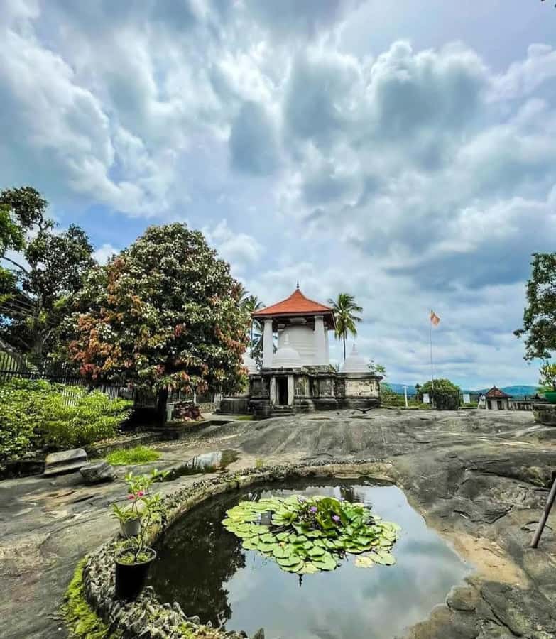 Kandy: Carvings, Stone Temples & Sacred Rituals Day Tour - Lankathilaka Temple: Perched on a Cliff