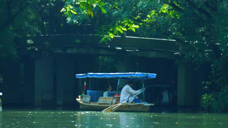 Hangzhou: West Lake Yuloh Boat with Local Guide - FAQ