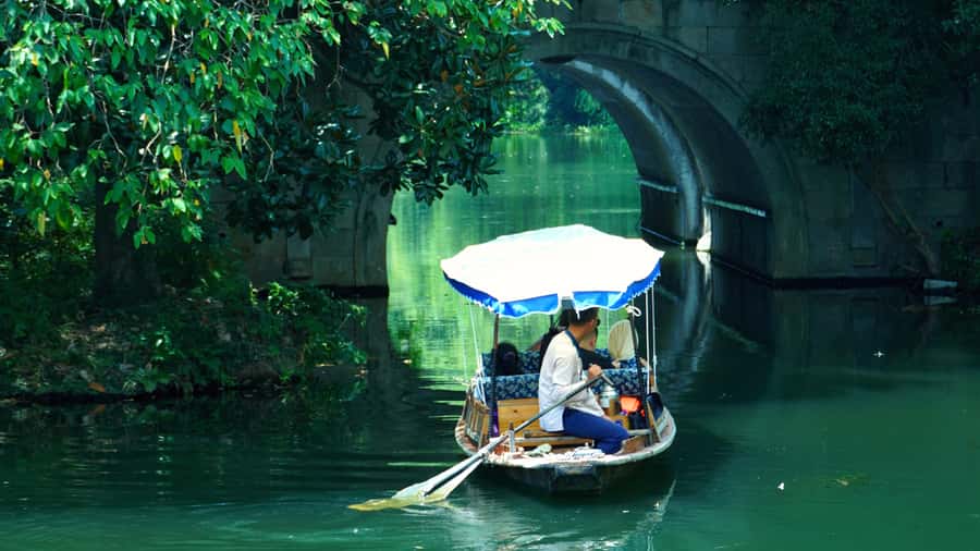 Hangzhou: West Lake Yuloh Boat with Local Guide - Detailed Breakdown of the Itinerary