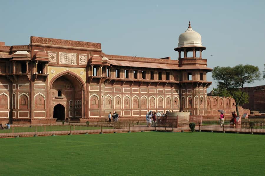 From Delhi: Same-Day Agra Tour by Private Car - Visiting the Taj Mahal: An Iconic Experience