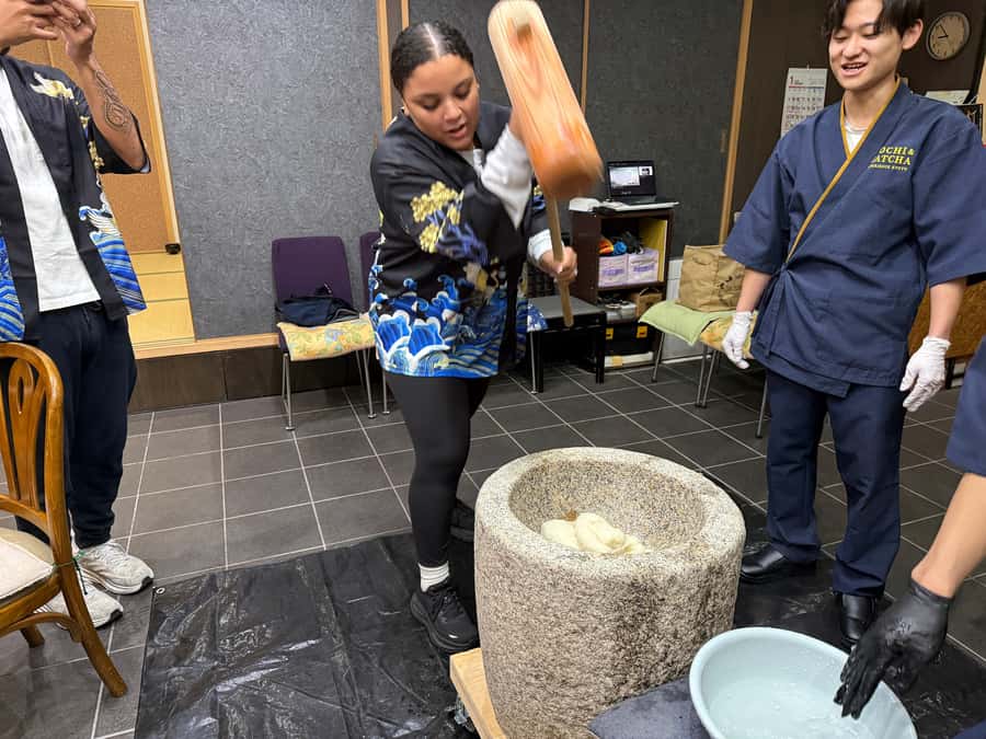 Kyoto : mochi pounding Experience& tea ceremony & Real Sword - A Genuine Look at the Experience