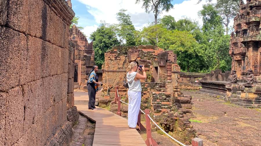 Siem Reap: Kampong Phluk Floating Village & Banteay Srei - Discovering Banteay Srei: The Citadel of Women