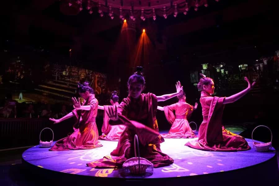 Chengdu: Cultural Dinner Show  ShuGuoYan - The Guides and Performance Quality