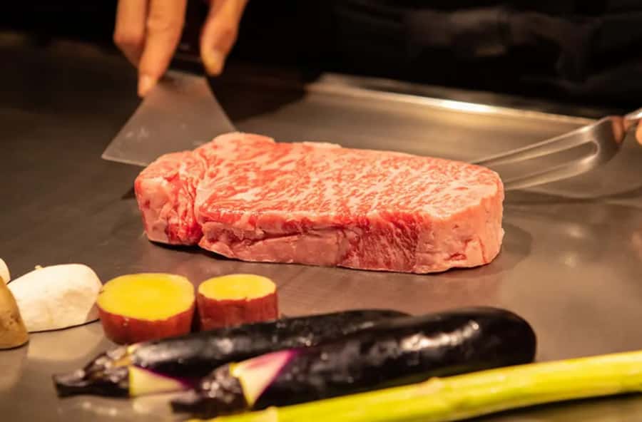 World-Class Kobe Beef Teppanyaki in Osaka Orientalhotel - Who Should Consider This Experience?