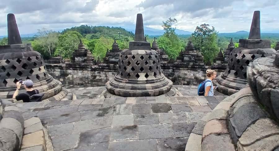 Yogyakarta: Palace, Taman Sari, & Borobudur Day Trip - Transportation and Group Size