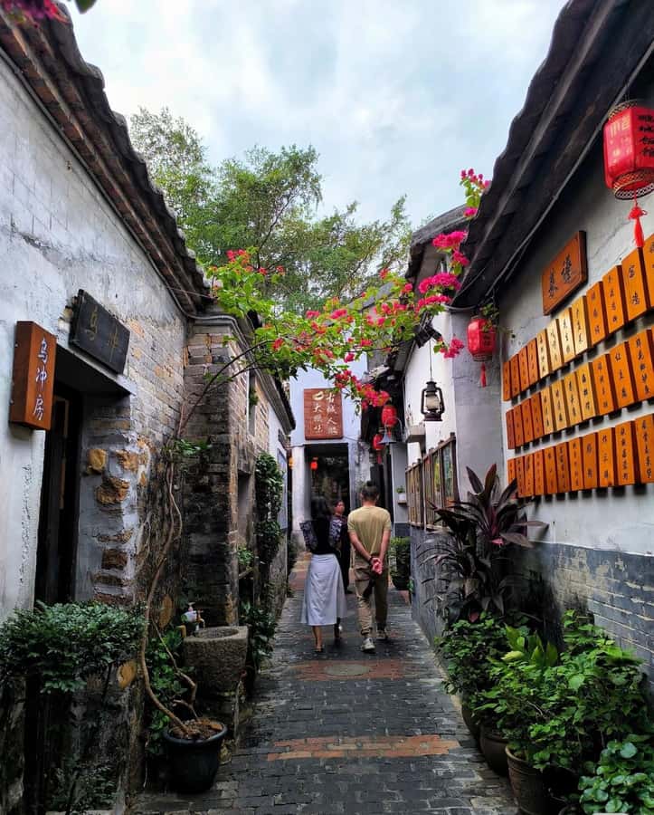 Shenzhen East: Dapeng Fortress, Temple, and Beach Day Tour - Walking Through Dapeng Ancient Fortress