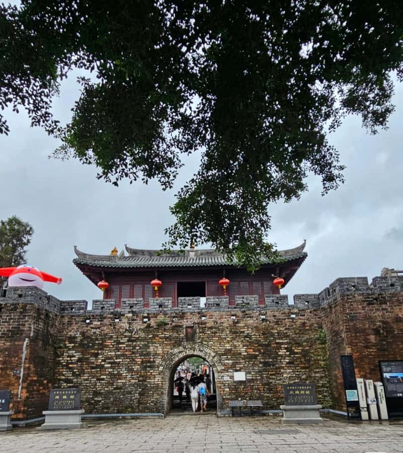 Shenzhen East: Dapeng Fortress, Temple, and Beach Day Tour - Discovering Dongshan Temple: Peace in the Hills