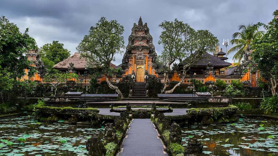 Ubud: Cultural Escape Tegenungan Waterfall, Palace & Temples - Saraswati Temple: An Artistic Spiritual Oasis