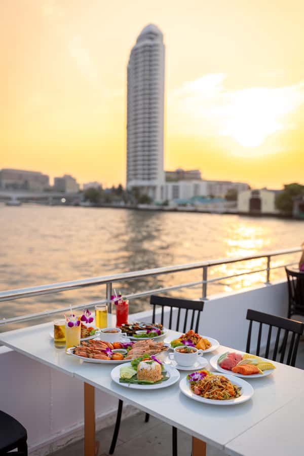 Bangkok: Old Town Tour, Thai Massage, and Dinner Cruise - Practical Tips and Insights