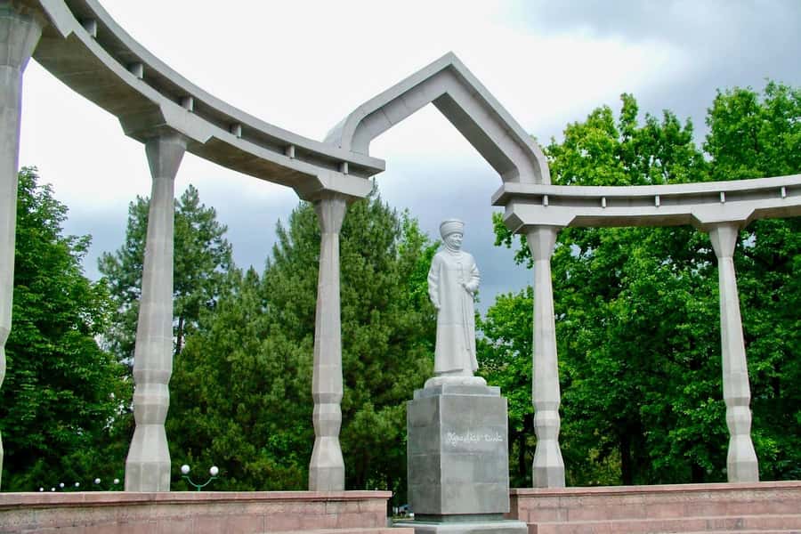 Bishkek: City walking Tour with Optional Bazaar Visit - Exploring the Heart of Bishkek: What the Tour Entails