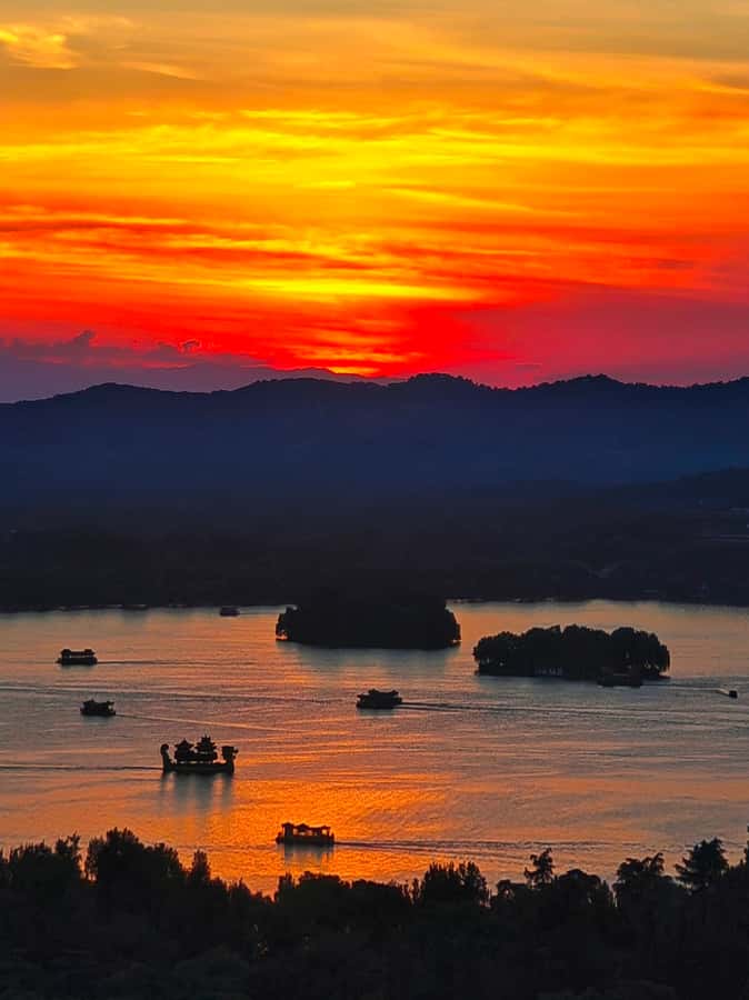 Enjoy Hangzhou Like Lords: West Lakes Boat, Tea, Painting - A Scenic, Slow-Flowing Boat Journey