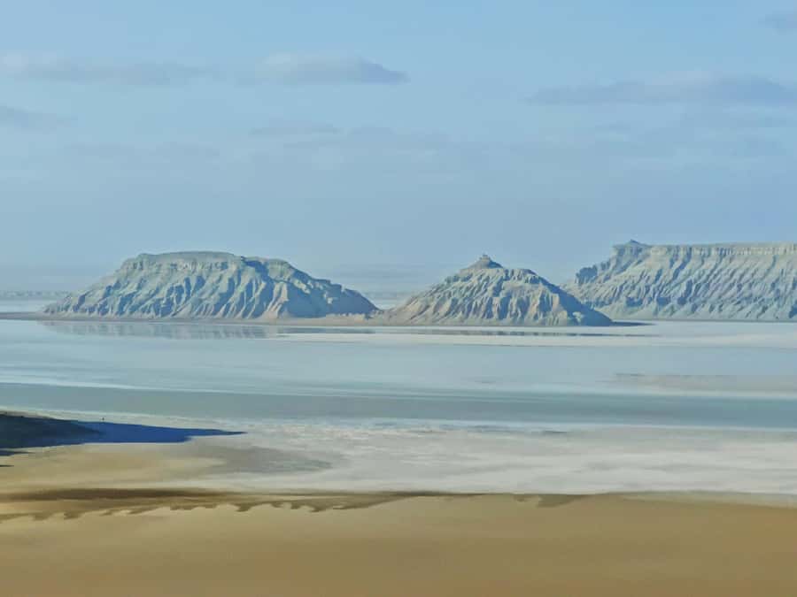Aktau: 3-Day Ustyurt Plateau Expedition with Meals - Senek Sands: The Golden Dunes