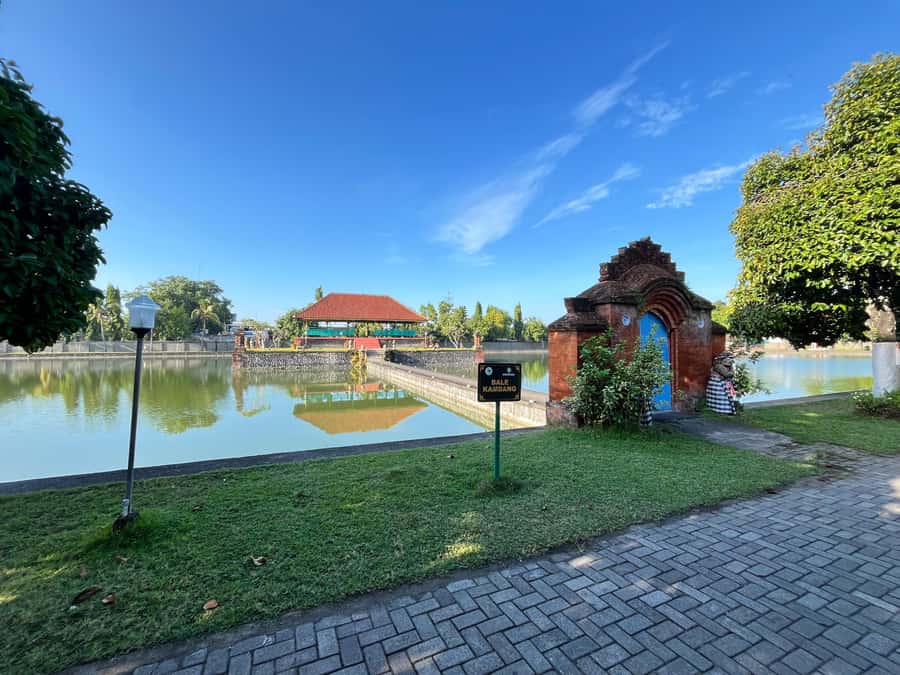 Lombok: Mataram City, Pusuk Monkey Forest & Beach Tour - Discovering Lombok Through Its Culture, Wildlife, and Coastline