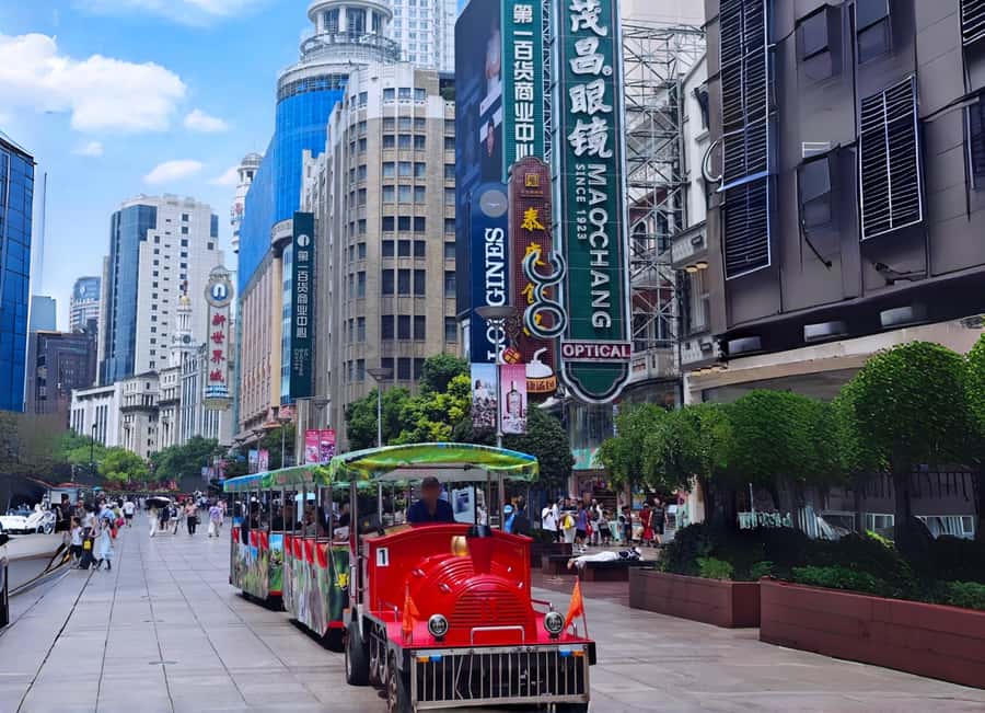 Shanghai: The Bund & Lujiazui Sighting Tunnel Guided Tour - Exploring Shanghai in a Smooth, Well-Structured Way