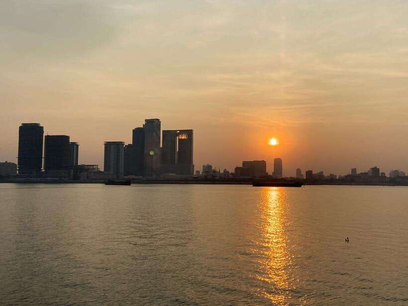 Phnom Penh: Mekong River Sunset Cruise with free flow drink - What Makes This Sunset Cruise Special?