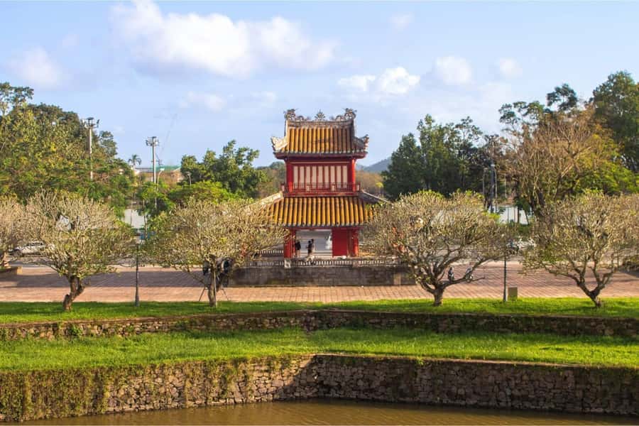 Hue: Deluxe Walking tour to Imperial City and Dong Ba Market - What Makes This Tour Stand Out?