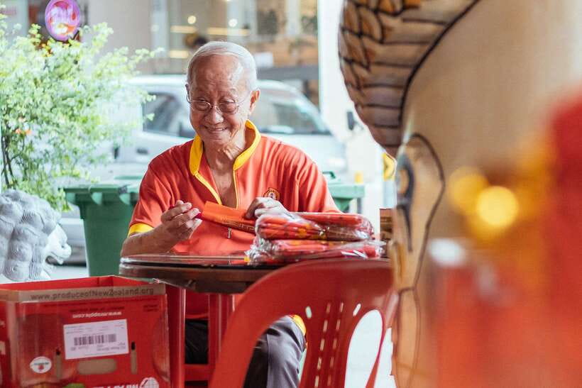 Singapore: Private Tour w/ Locals  Highlights & Hidden Gems - Transport, Group Size, and Practicalities