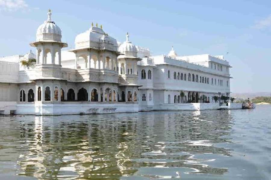 Udaipur City Sightseeing Tour By Car With Guide - Key Points