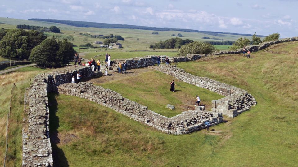 Edinburgh: Rosslyn Chapel and Hadrian's Wall Tour in Spanish - Walking Along Hadrian’s Wall
