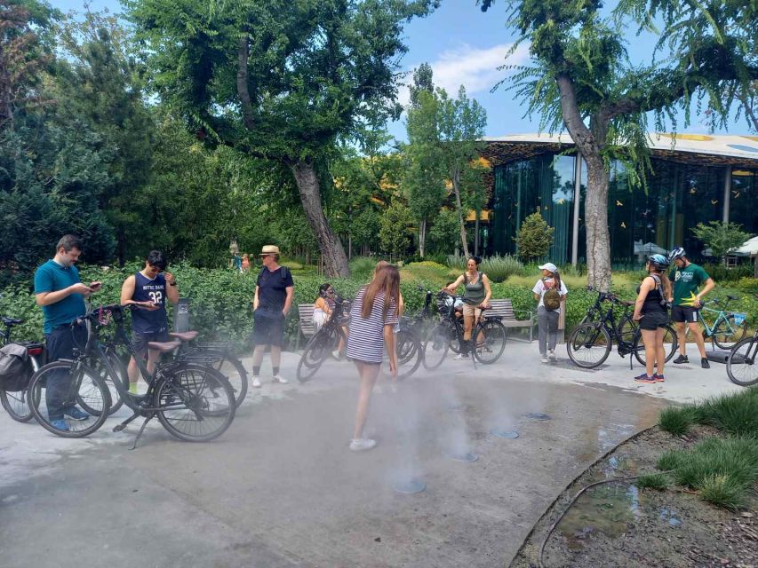 Budapest Highlights Bike Tour with a local guide - Key Points