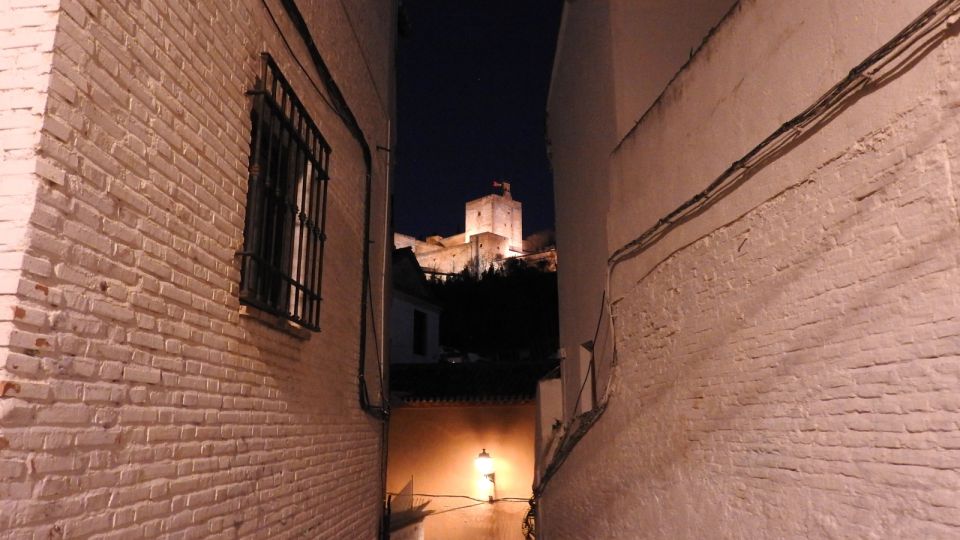 Granada: Albaicín in the Dark Walking Tour - Key Points
