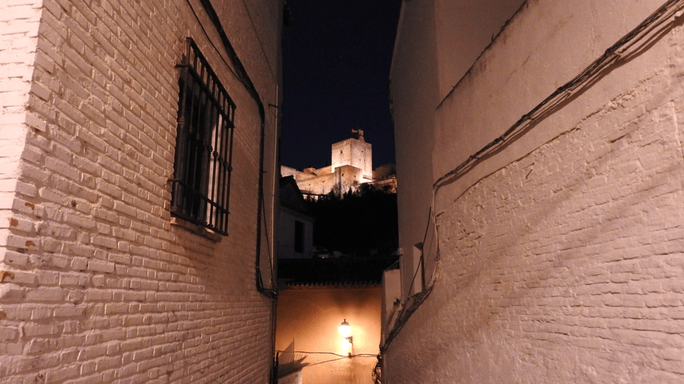 Granada: Albaicín in the Dark Walking Tour - The Practicalities: What to Expect