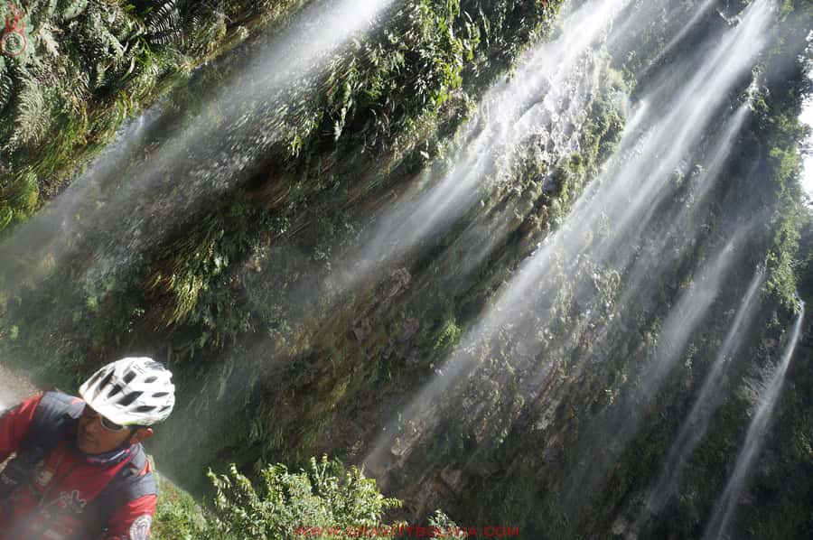 La Paz: Mountain Bike Down the World's Most Dangerous Road - Key Points